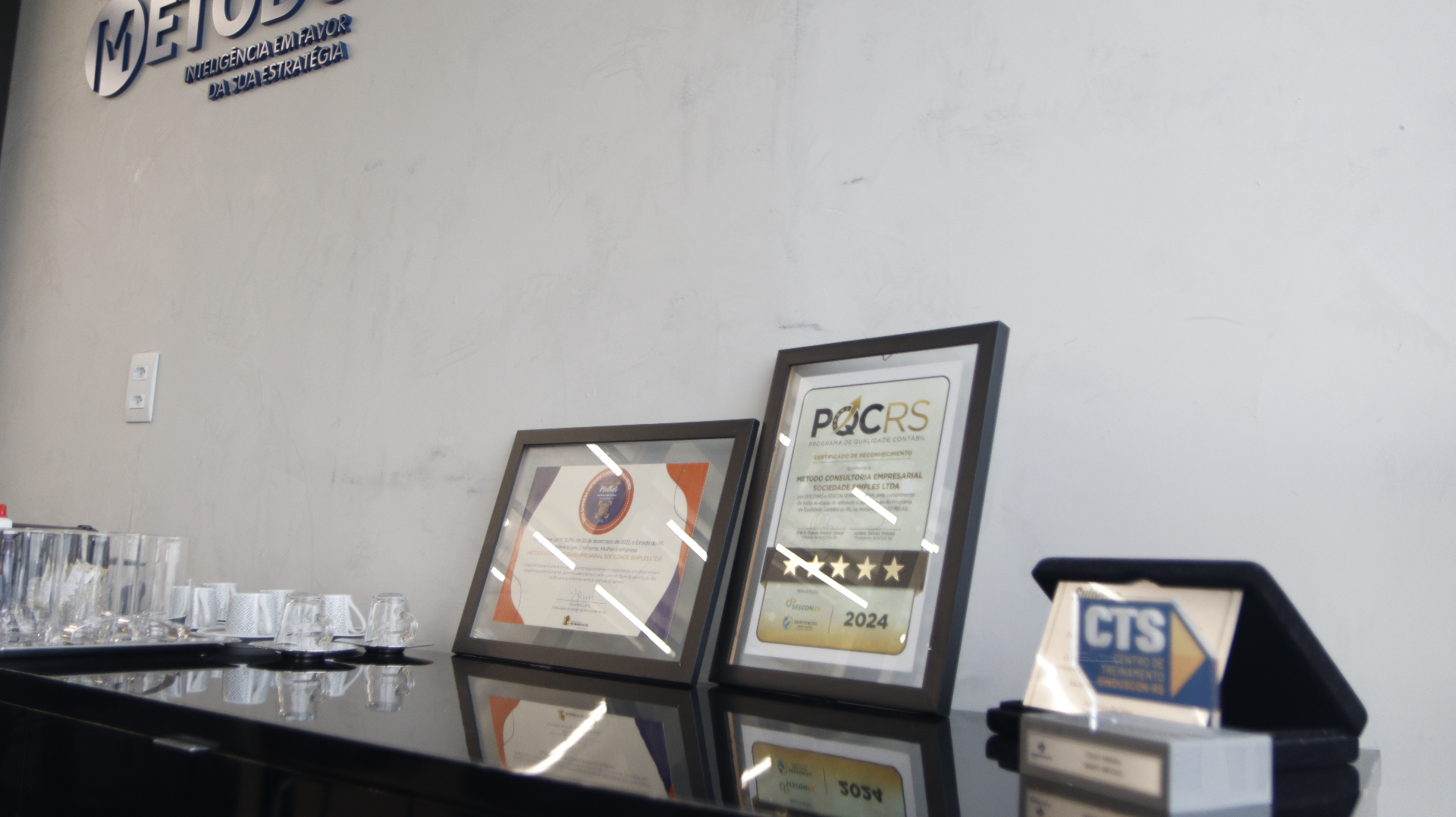 Certificações e prêmios que reforçam a autoridade do Grupo Método no mercado contábil.