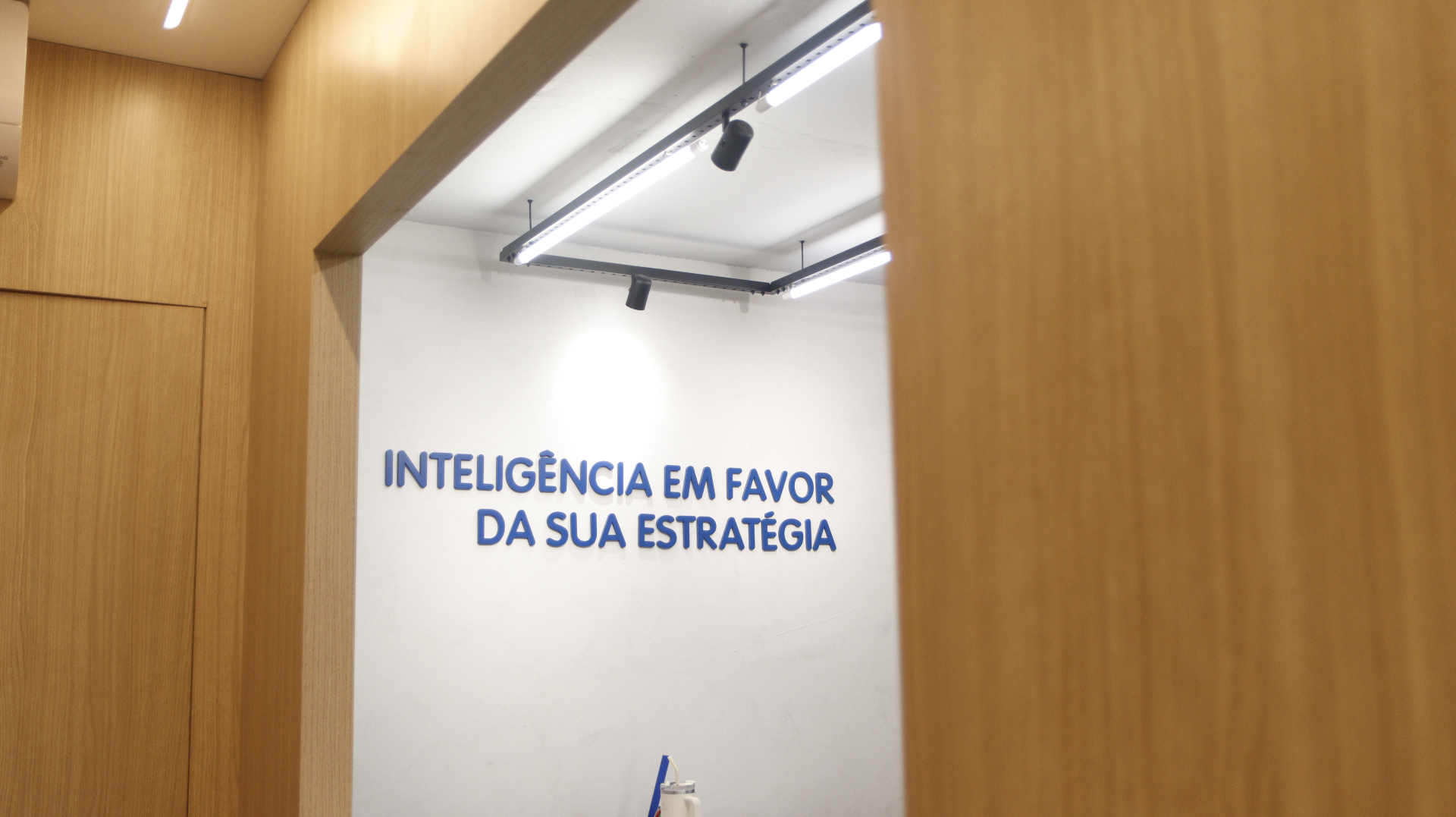 Inteligência em favor da sua estratégia: a essência do Grupo Método estampada na sede.